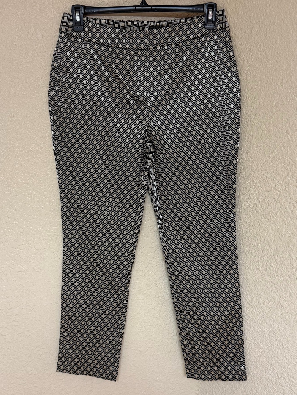 4/$20 Chico's Black and Gold Diamond-Print Ankle Pants